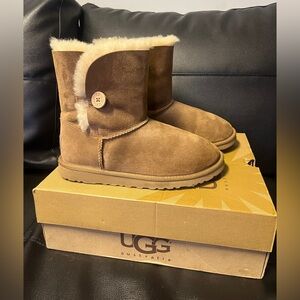 Ugg Kids Bailey Button Size 6 Sheepskin Boots Chestnut Fold Over Collar w/ Box